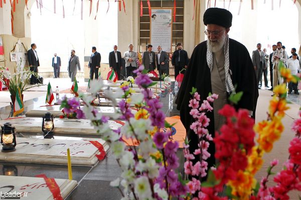 حضور رهبر معظم انقلاب در یادمان شهدای پاوه