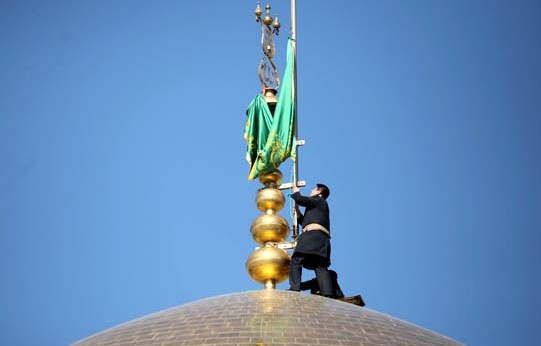 پرچم گنبد بارگاه منور  علی بن موسی الرضا(ع) تعویض شد