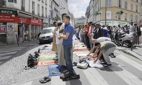 نمود شجاعت در قالب نماز در فرانسه