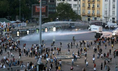 شلیک آب حاوی گاز فلفل به تظاهرکنندگان «تقسیم»