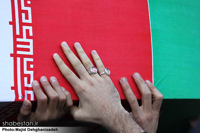 شهید گمنام در آغوش سربازان گمنام