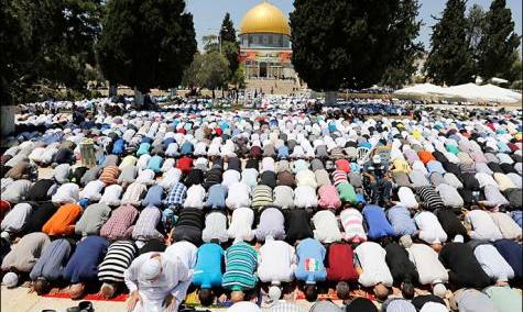 دهها هزار فلسطینی نماز جمعه را در مسجدالاقصی اقامه کردند