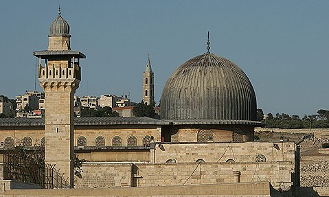 حضور 400 هزار فلسطینی در مسجد الاقصی/ نظامیان مانع ورود نمازگزاران