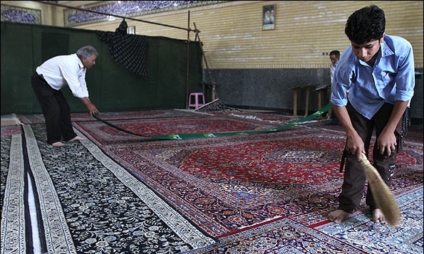 مراسم غباروبی و آذین بندی مسجد قبا در آستانه ماه مبارک رمضان