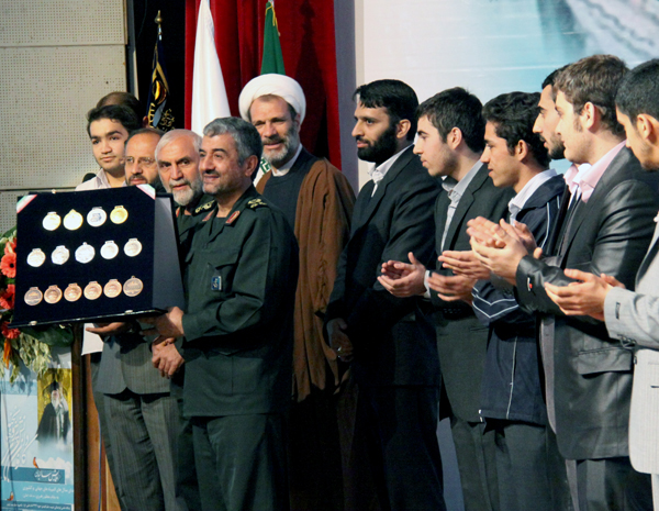 اهداء 15 مدال المپیادهای کشوری و جهانی نخبگان به رهبر معظم انقلاب اسلامی.