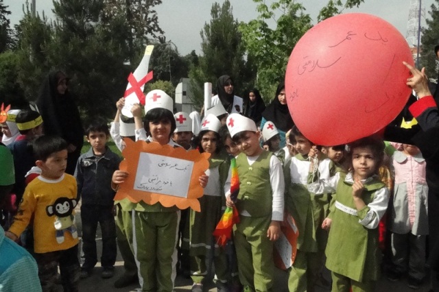 جشن بادبادک ها/ توزیع مسواک و خمیردندان دربین کارناوال مهدکودک ها