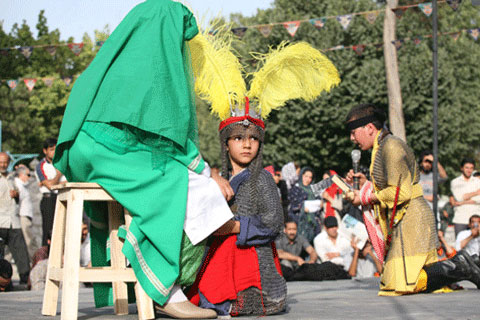 تجلیل از کودکان و نوجوانان جشنواره نمایش های آئینی در کرمان