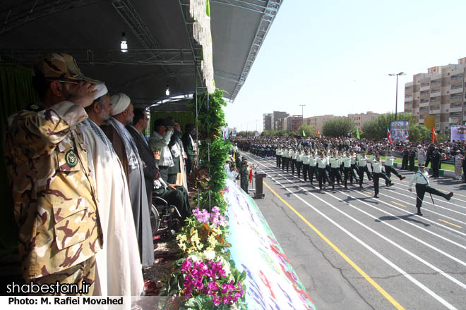 رژه نیروهای مسلح خراسان شمالی در برابر دیدگان رهبر انقلاب برگزار شد