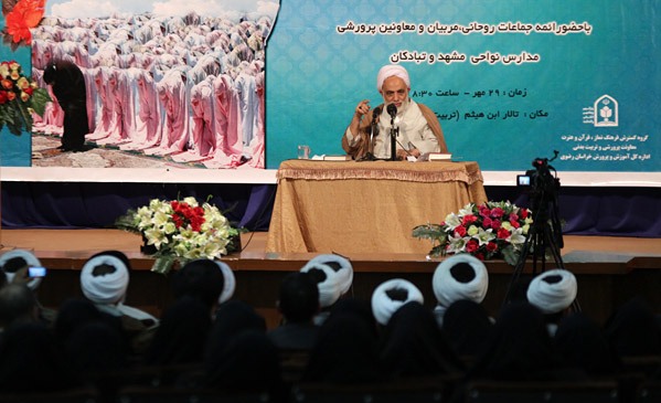 زیباسازی مساجد و نمازخانه ها موجب جذب جوانان به نماز می شود