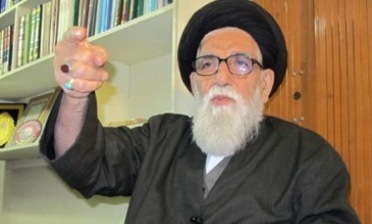 اعطای لوح تقدیر با امضای مراجع به استاد شهیر فلسفه