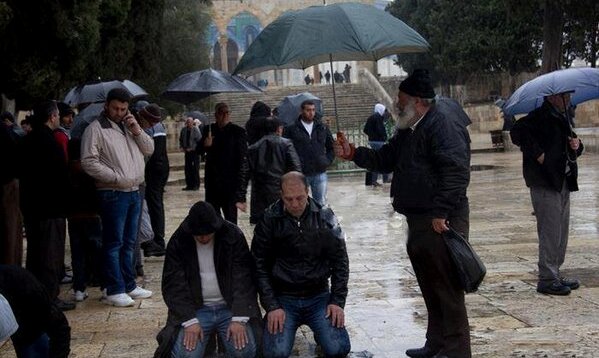 مسلمانان «برونکس» در یک تلفن فروشی نماز می خوانند