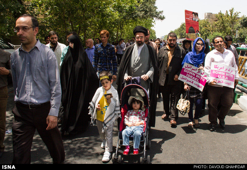 حضور فرزند رهبر انقلاب با خانواده در راهپیمایی روز قدس + عکس