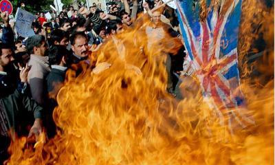 با شعار الله اکبر پرچم ایران را در باغ قلهک به اهتزاز درآوردیم