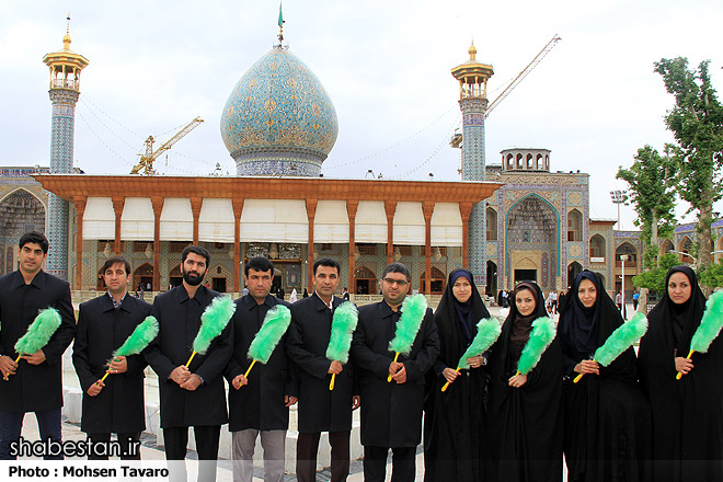 دبیران خبر مناطق خبرگزاری به کسوت خادمی حرم حضرت شاهچراغ (ع) نائل شدند